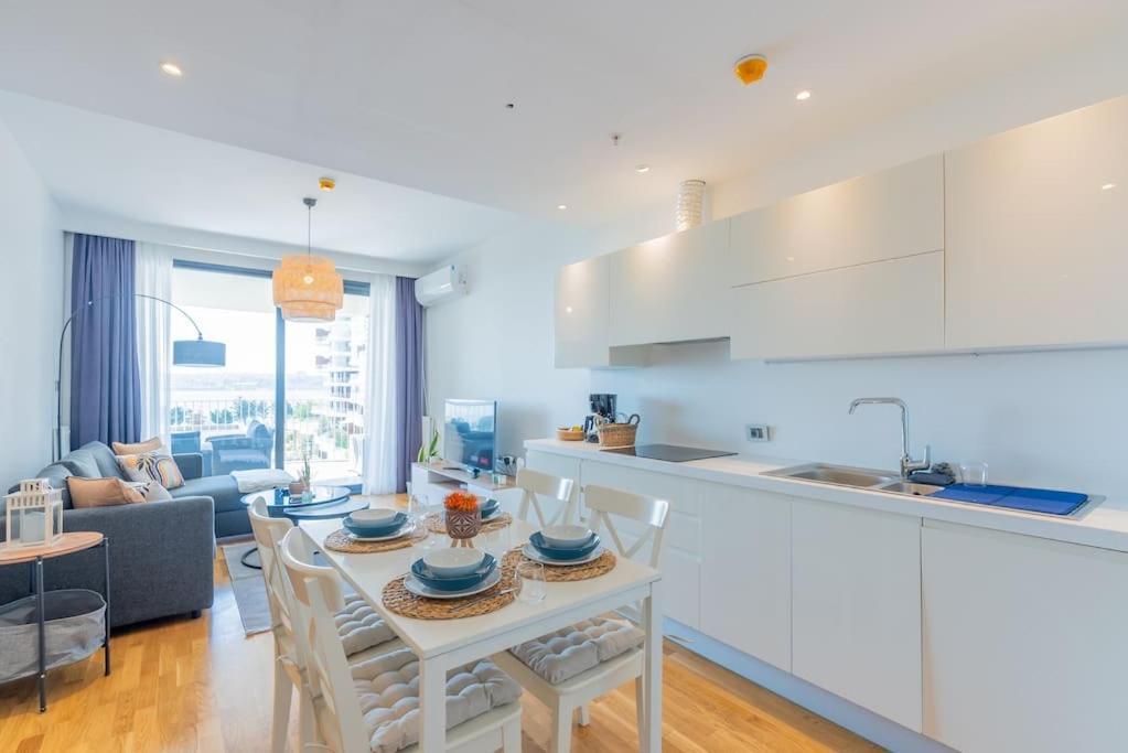 Golden Stones House Sea And Lake View อิสตันบูล ภายนอก รูปภาพ